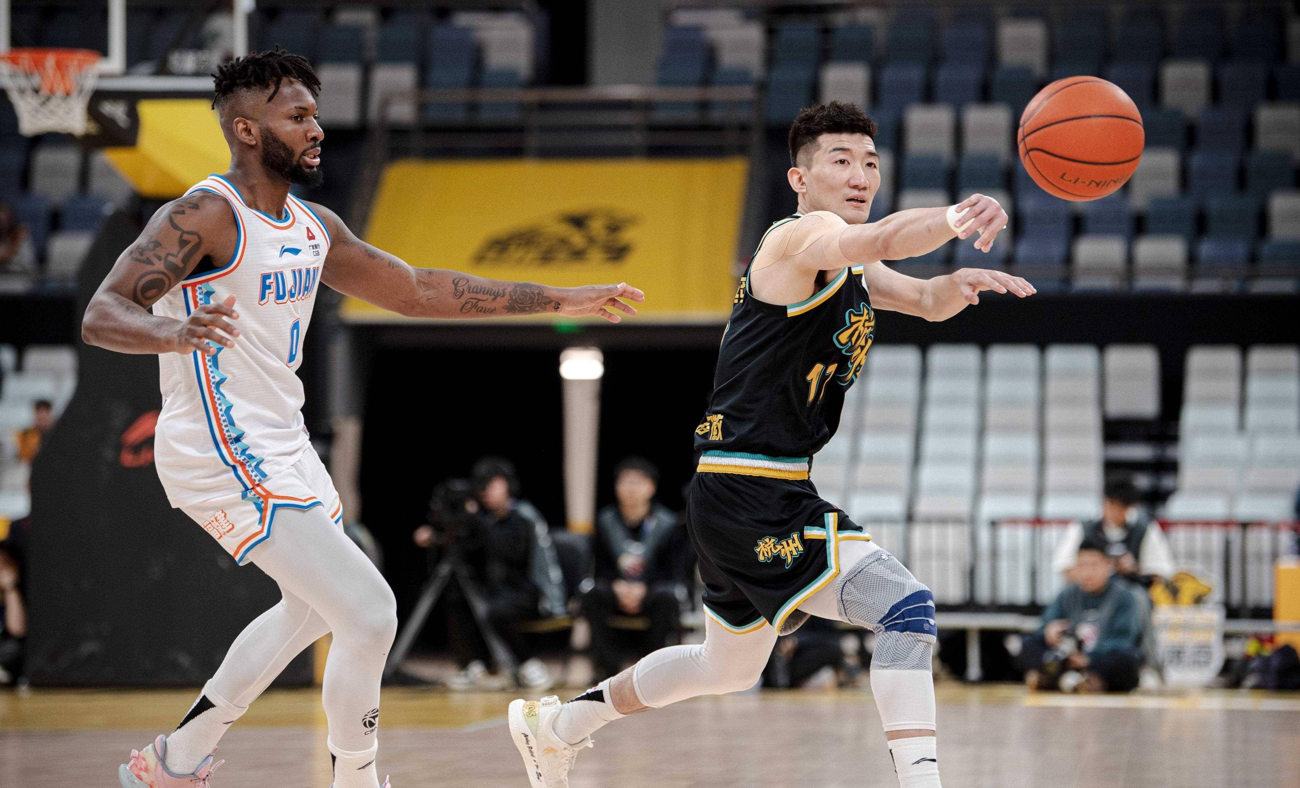 半岛体育官网入口-福建男篮客场淘汰对手，进军季后赛