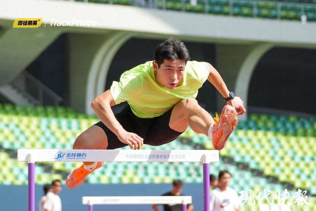 半岛体育电脑版下载-运动员在比赛中挑战极限，取得惊人成绩